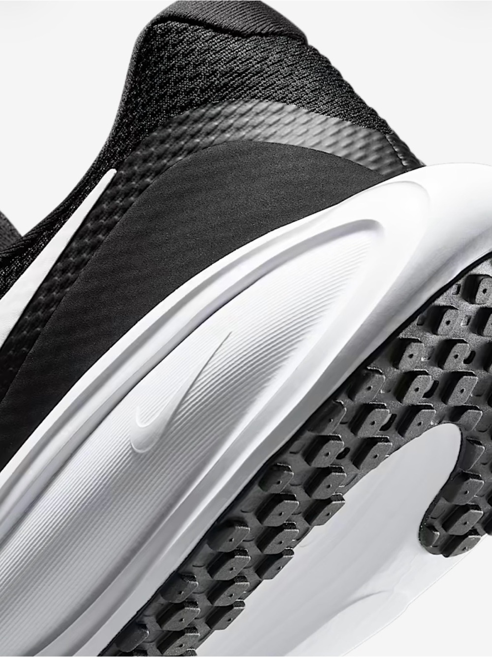 Brand new Nike Men’s Black & White Performance Sneaker-Revolution 8